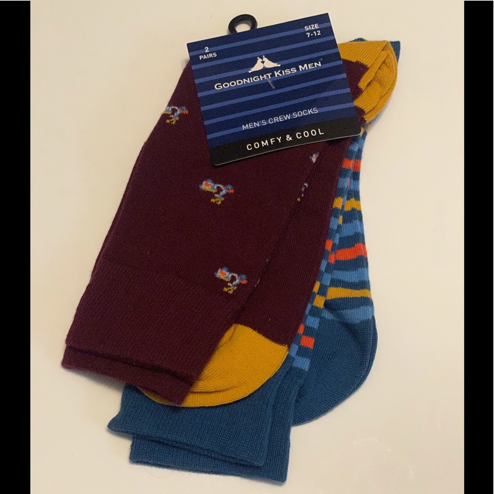 2 pairs of crew socks 🧦